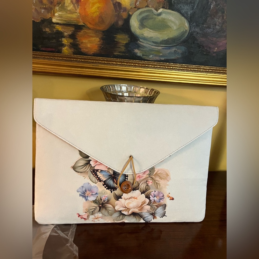 A Floral Butterfly decorative document/ letter/folder organizer.Tan floral NWT